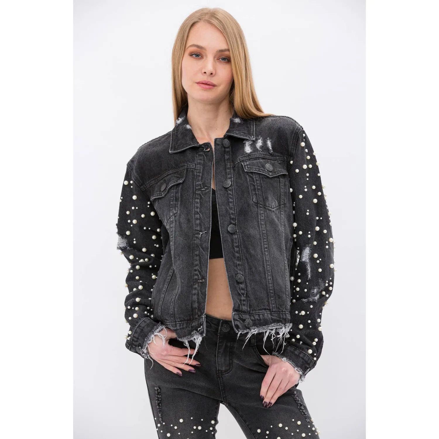PEARL EMBELLISHED SLEEVE FRAYED DENIM JACKET: DENIM / L