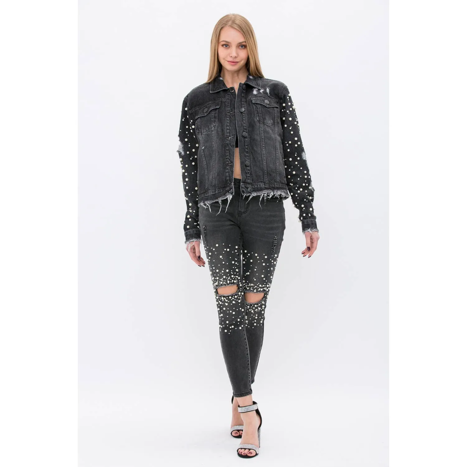 PEARL EMBELLISHED SLEEVE FRAYED DENIM JACKET: DENIM / L
