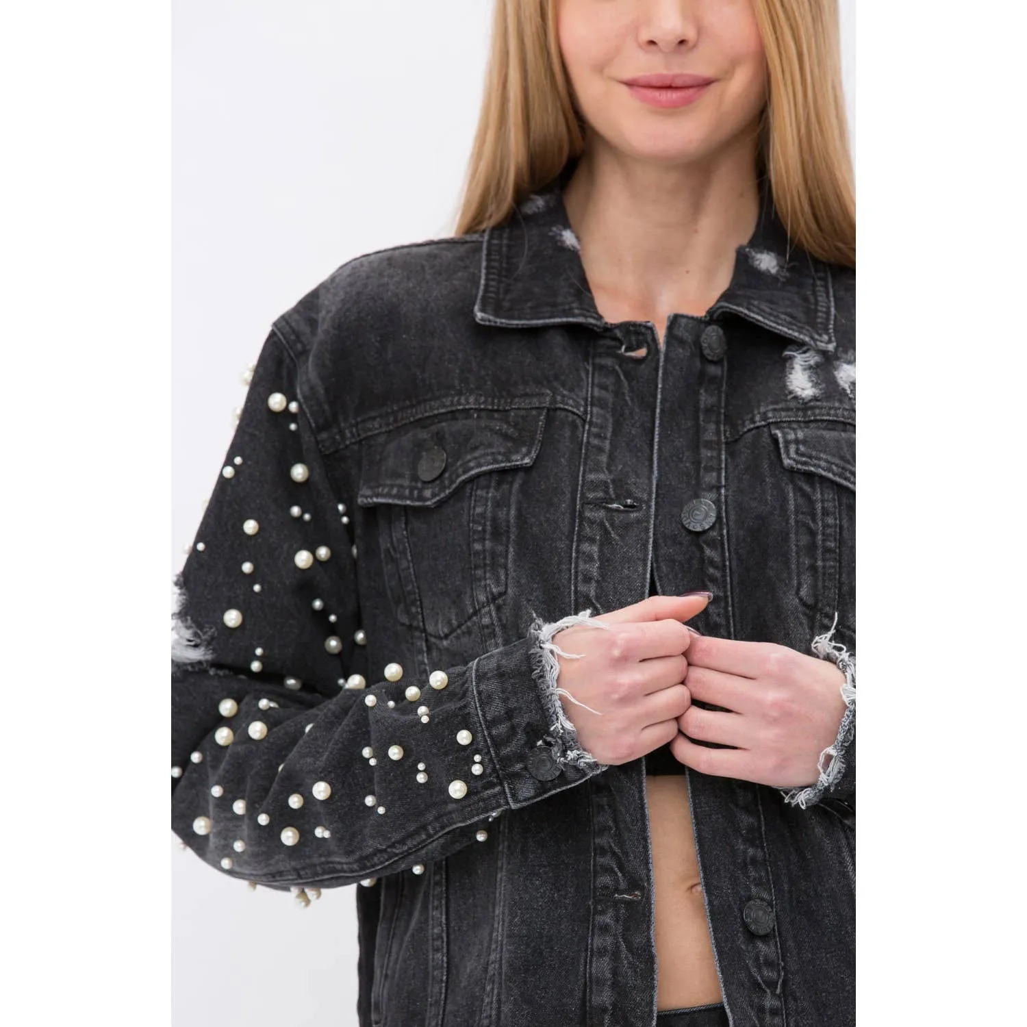 PEARL EMBELLISHED SLEEVE FRAYED DENIM JACKET: DENIM / L