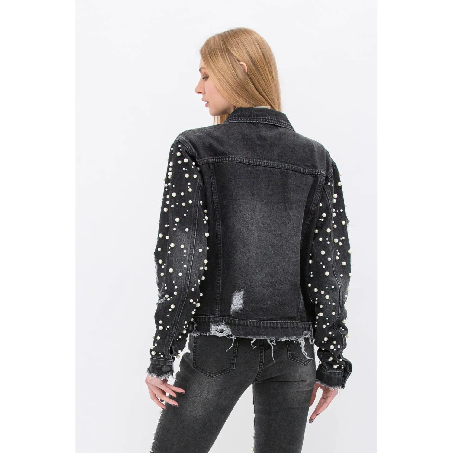 PEARL EMBELLISHED SLEEVE FRAYED DENIM JACKET: DENIM / L