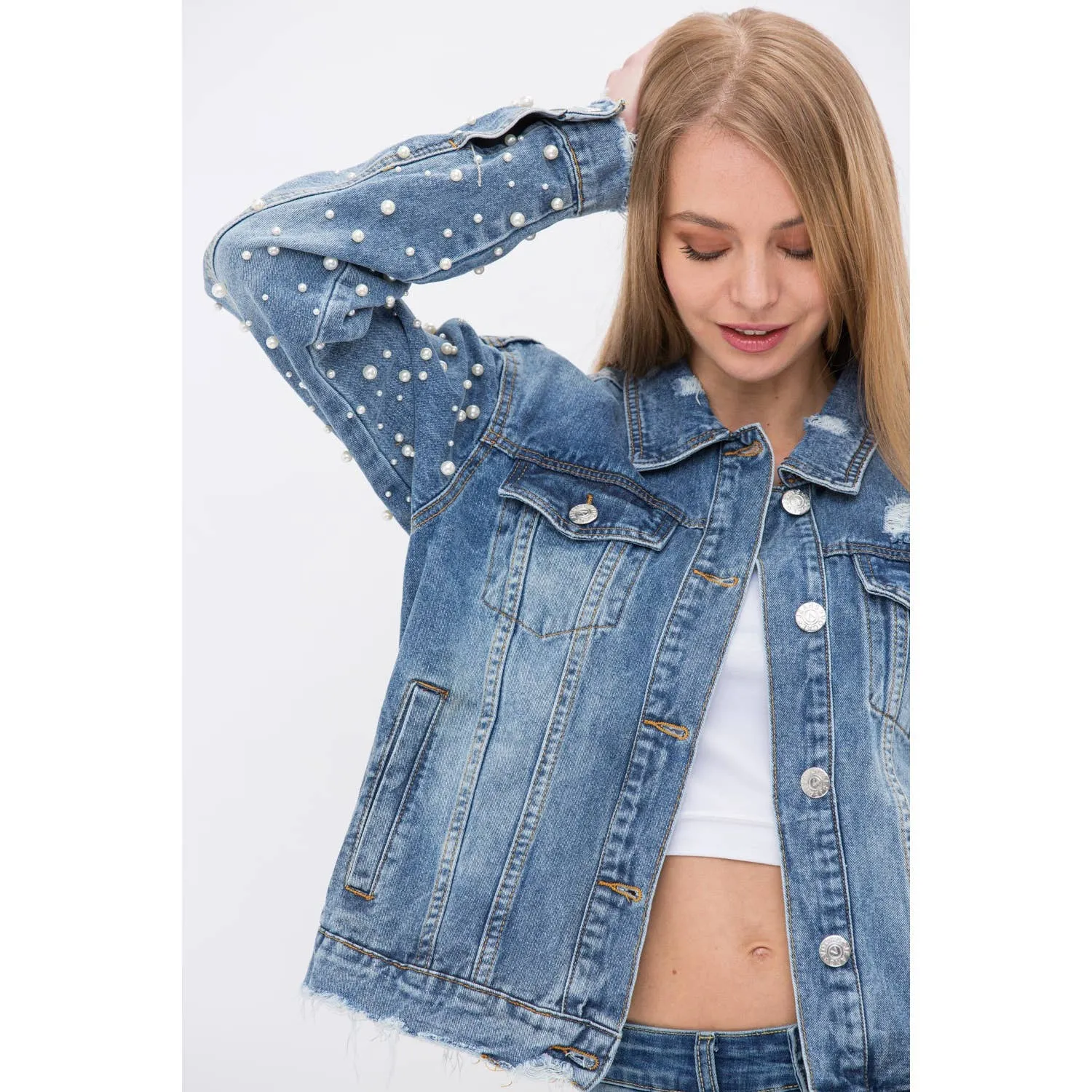 PEARL EMBELLISHED SLEEVE FRAYED DENIM JACKET: DENIM / L