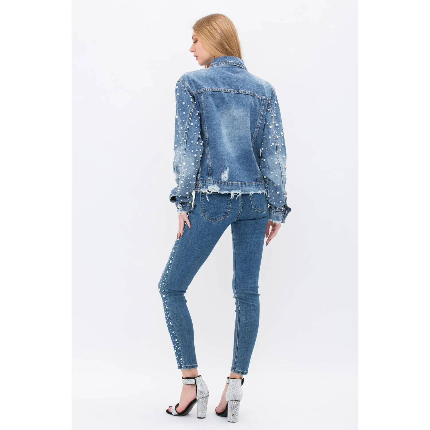PEARL EMBELLISHED SLEEVE FRAYED DENIM JACKET: DENIM / L
